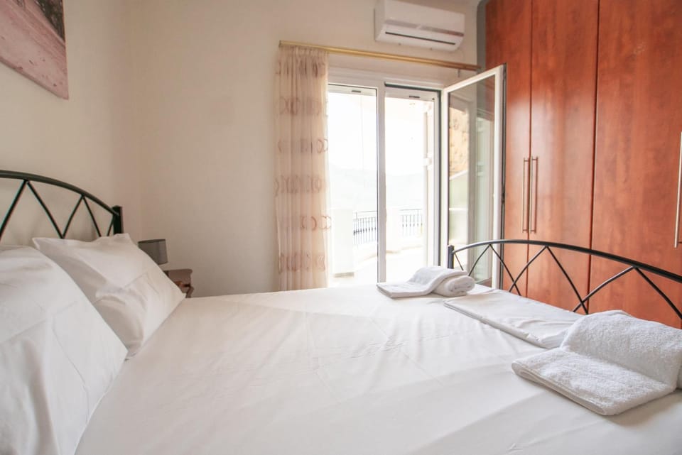 Bed, Photo of the whole room, Bedroom, towels, wardrobe, air conditioner