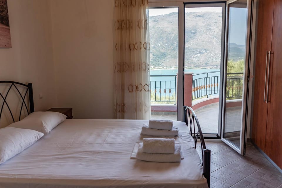 Bed, View (from property/room), Photo of the whole room, Bedroom, towels