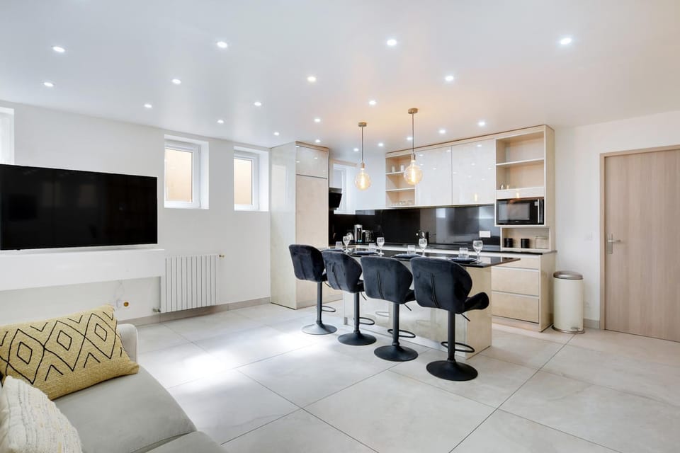 Communal lounge/ TV room, kitchen