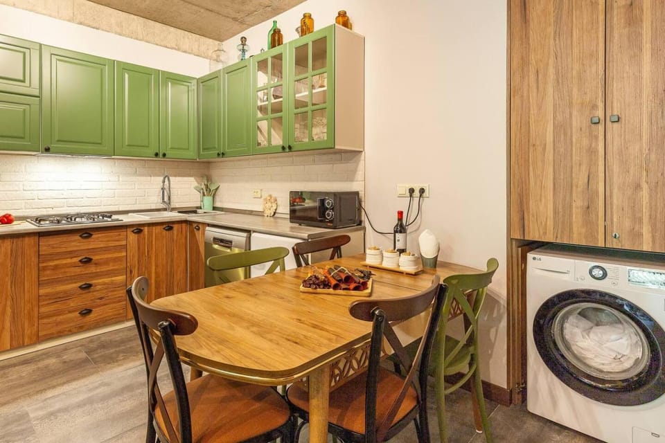 Kitchen or kitchenette, Dining area