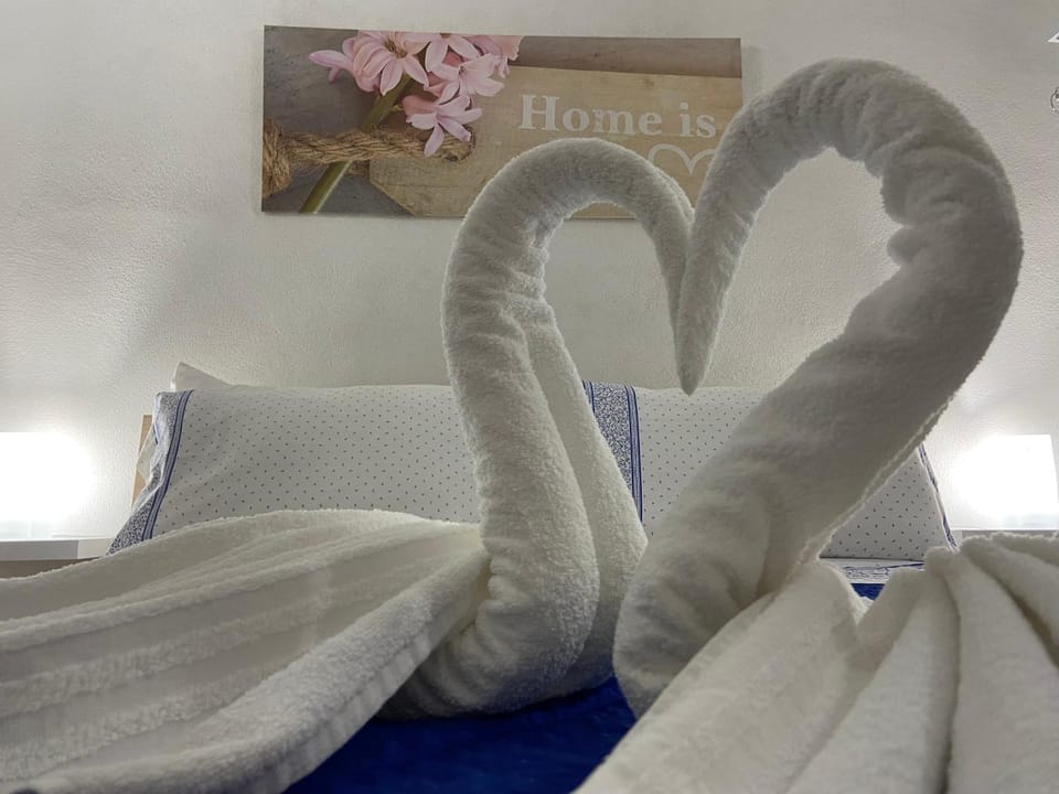 Other, Photo of the whole room, Decorative detail, Bedroom, towels, air conditioner