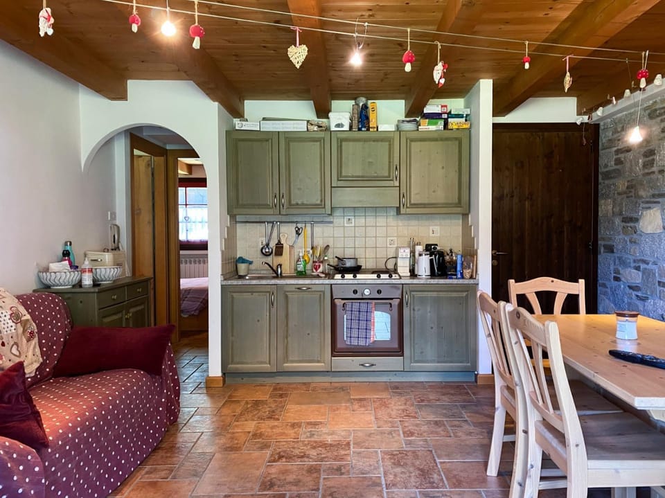 Kitchen or kitchenette, Seating area