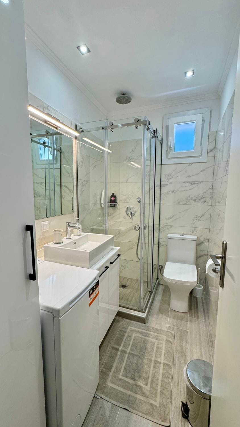 Shower, Toilet, towels
