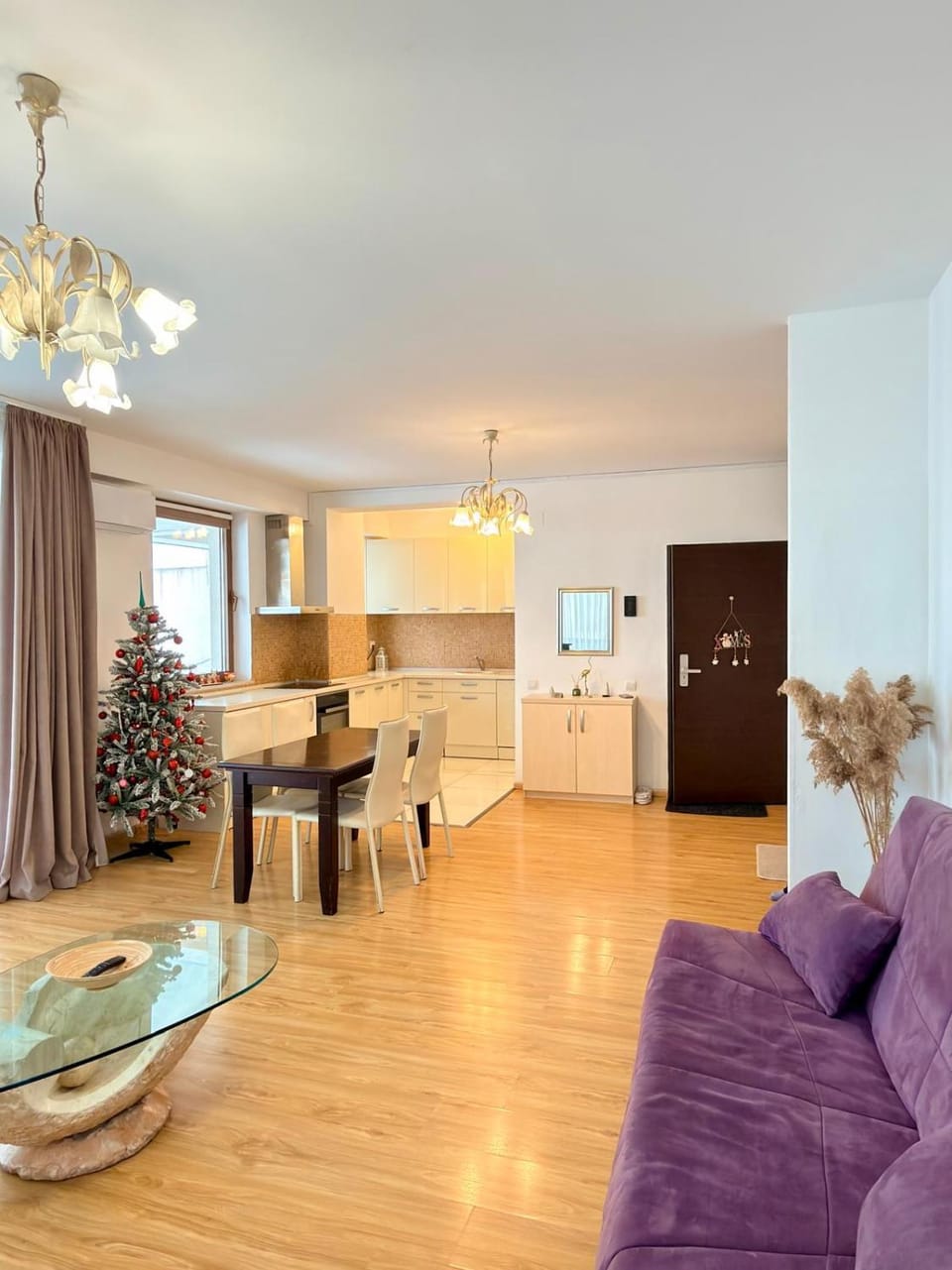 TV and multimedia, Kitchen or kitchenette, Living room, Seating area, Dining area