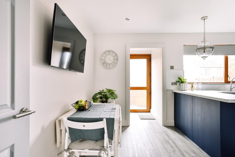 Kitchen or kitchenette, Seating area, Dining area