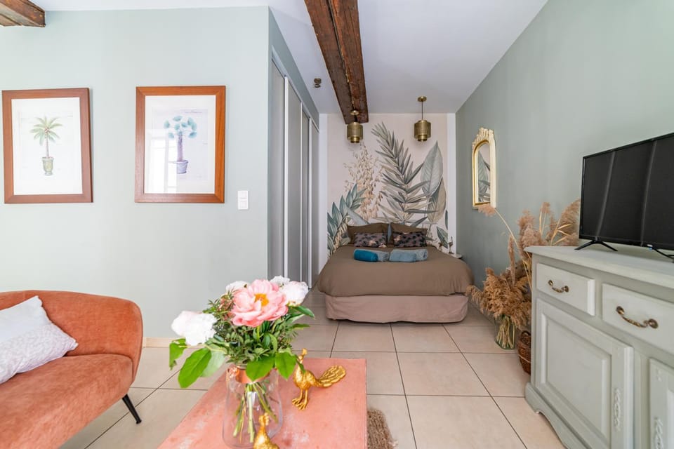 Photo of the whole room, Bedroom