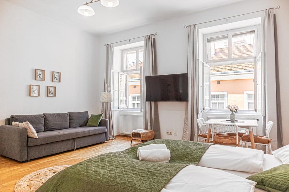 Property building, Bed, TV and multimedia, Seating area, Dining area, Bedroom
