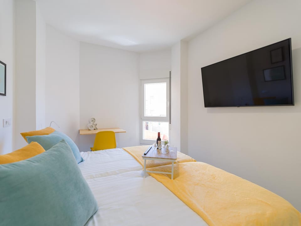 Bed, TV and multimedia, Bedroom