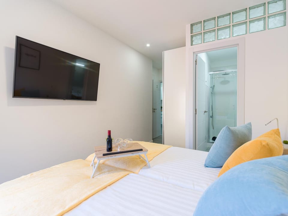 Bed, TV and multimedia, Photo of the whole room, Bedroom