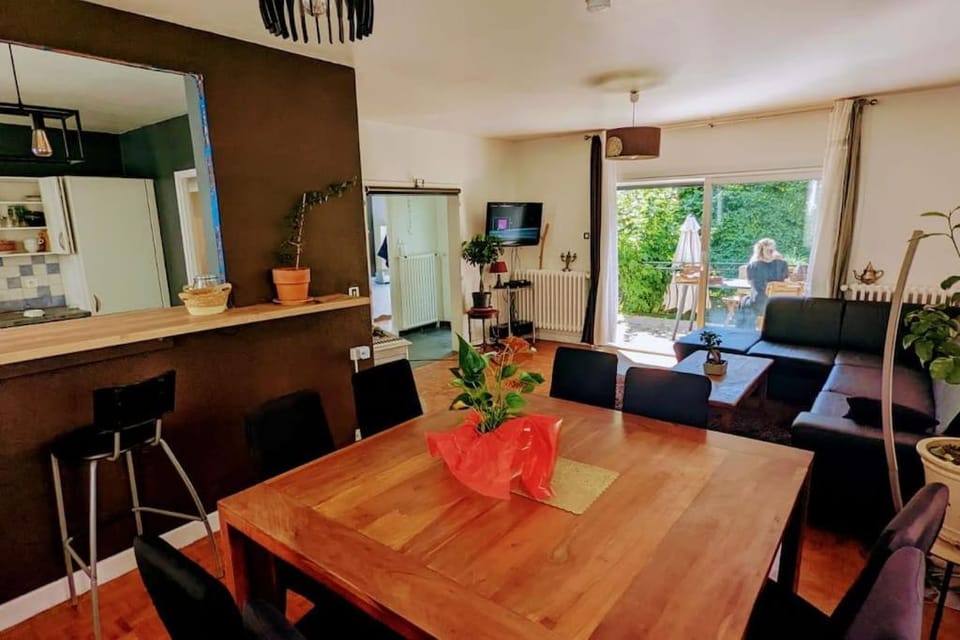 Maison chaleureuse 6, 8 personnes quartier Palente 3 chambres House in Besançon