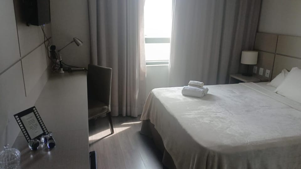 Bed, TV and multimedia, Bedroom, towels