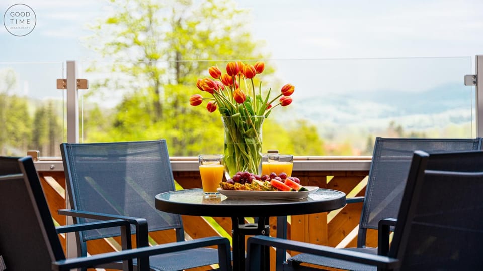 View (from property/room), Balcony/Terrace, Mountain view