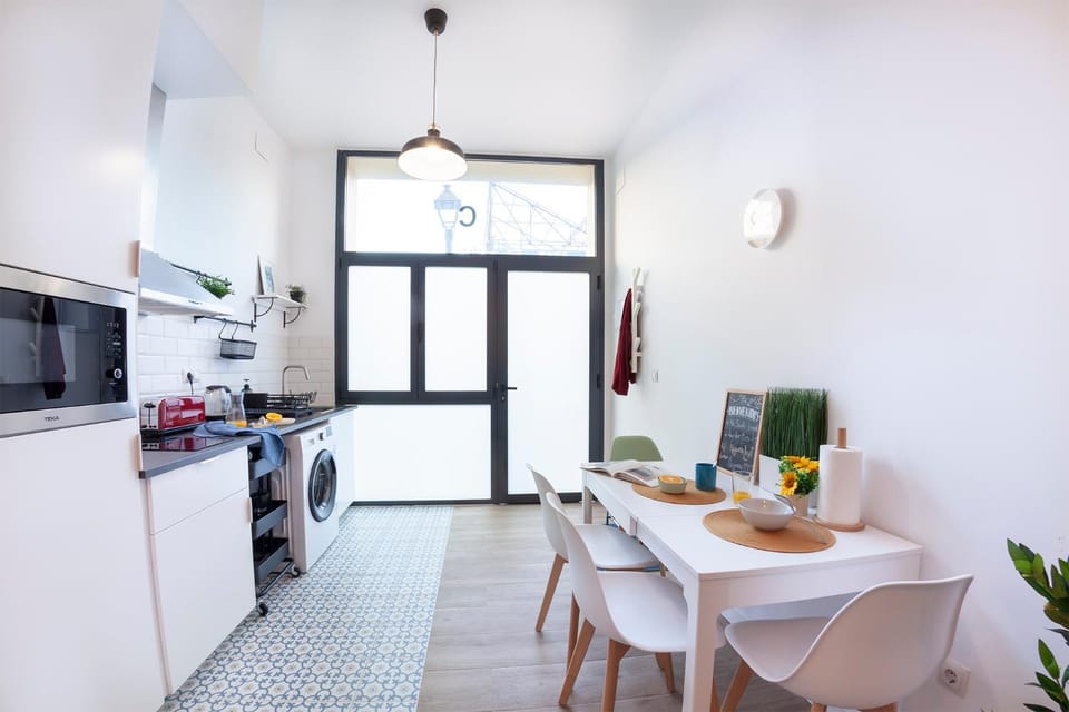 Kitchen or kitchenette, Lobby or reception, Dining area, minibar, toaster, washing machine