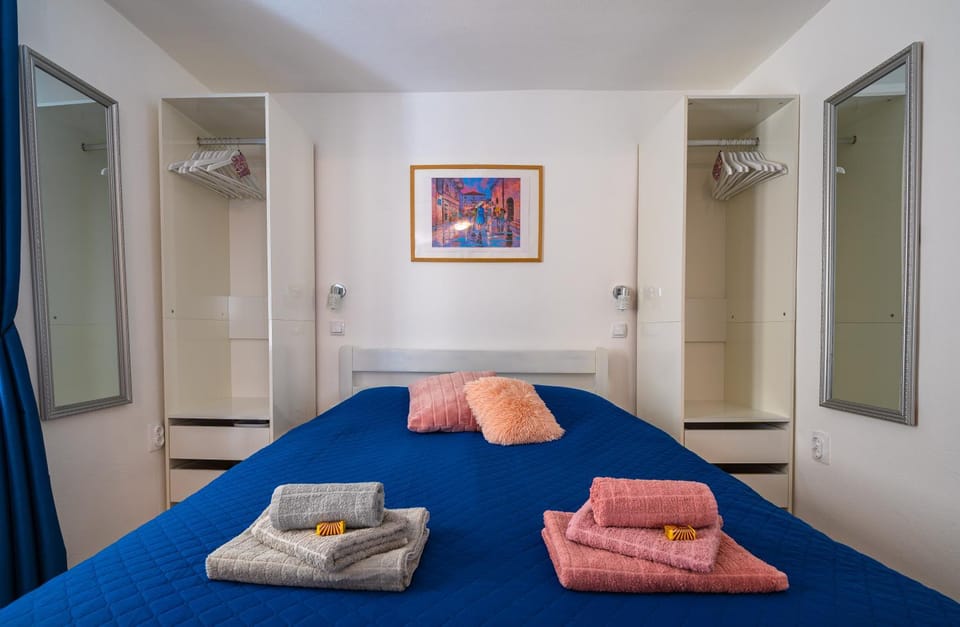 Bed, Photo of the whole room, Bedroom, towels, wardrobe