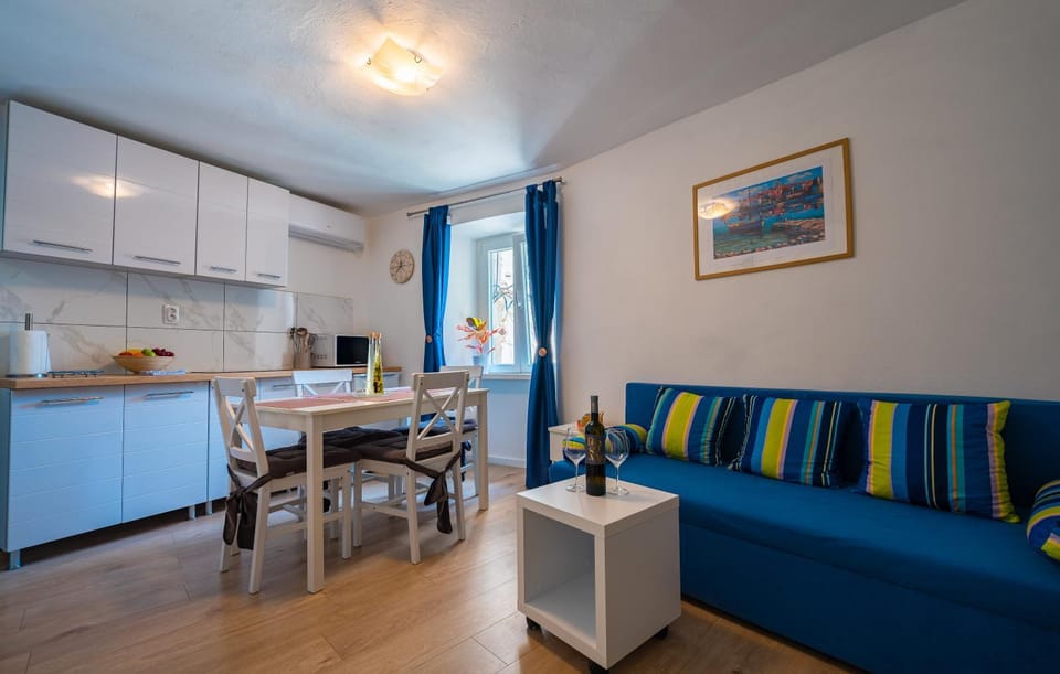 Kitchen or kitchenette, Living room, Seating area, Dining area, minibar