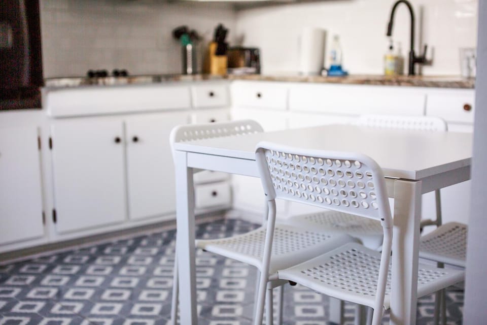 Kitchen or kitchenette, Dining area, stove