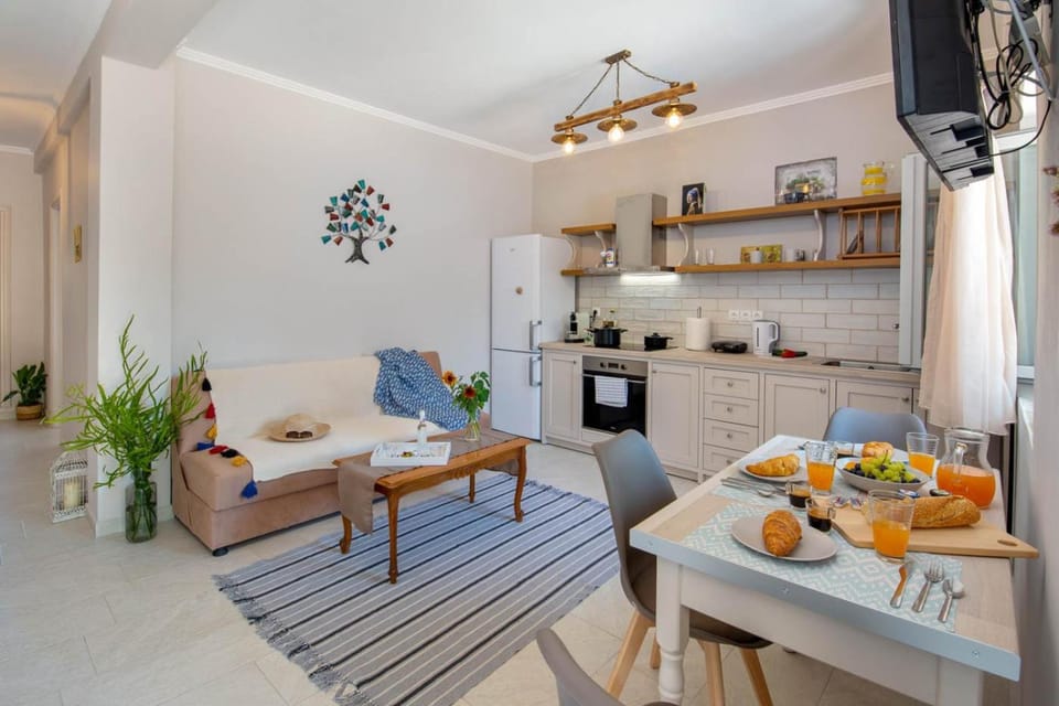 Coffee/tea facilities, Kitchen or kitchenette, Living room, Seating area, Dining area, oven, stove, toaster