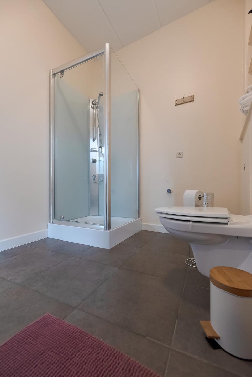 Shower, Toilet, Bathroom, towels