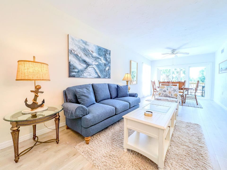 You can't get closer to the beach than this beachy 3 bedroom condo Apartment in Siesta Beach