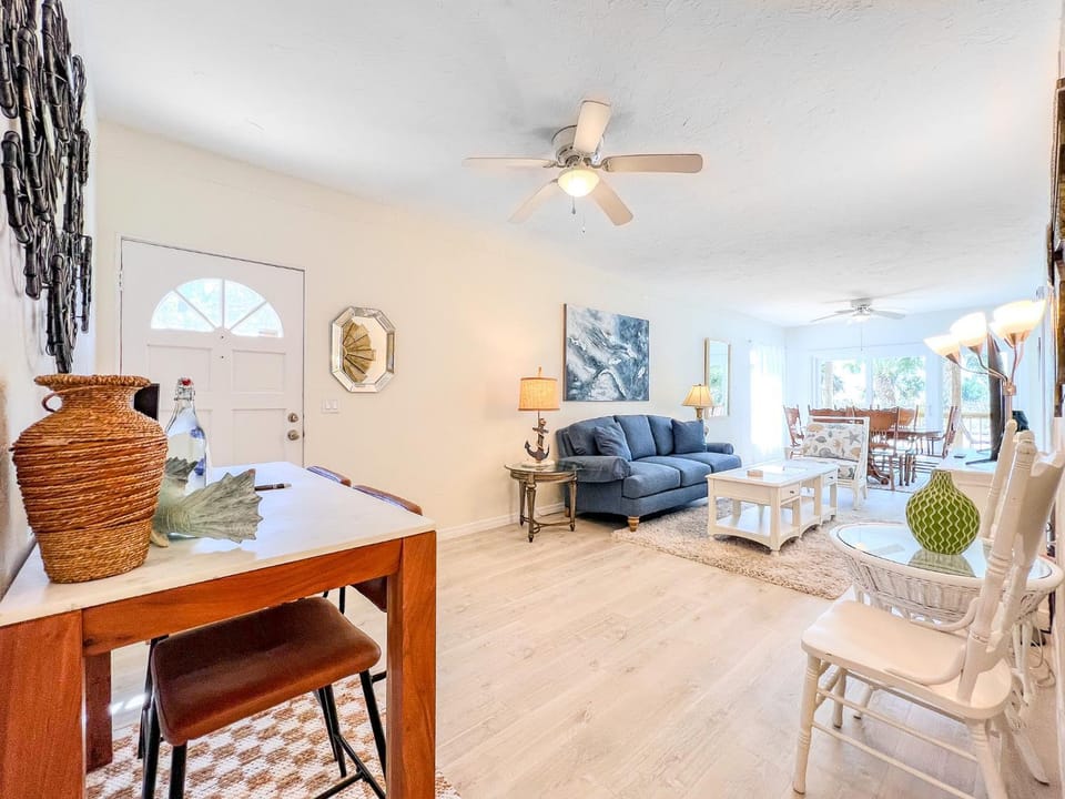 You can't get closer to the beach than this beachy 3 bedroom condo Apartment in Siesta Beach