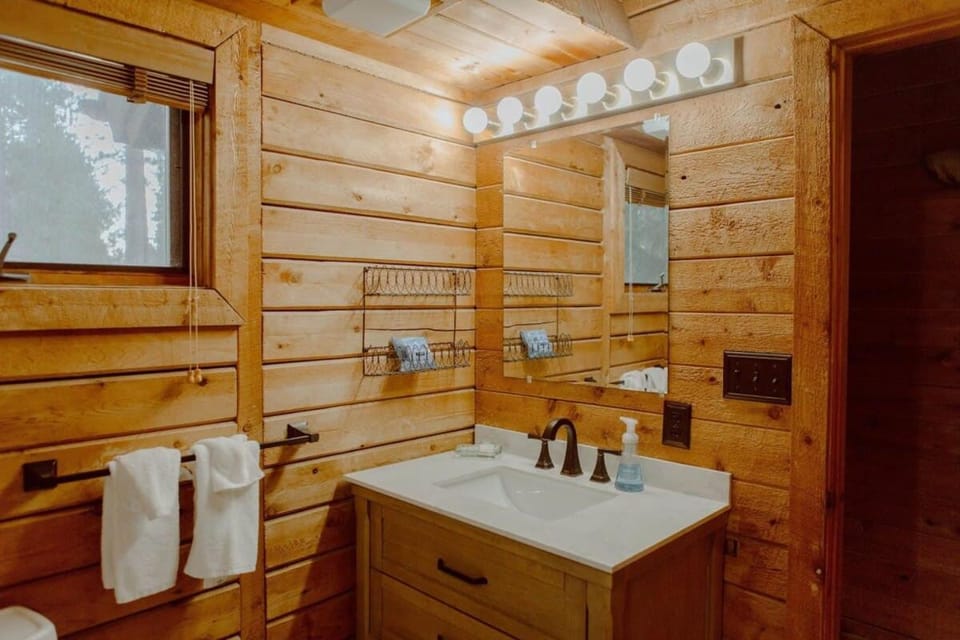 Private Cabin-Shuttle Pass Included! Cabin in Michigan