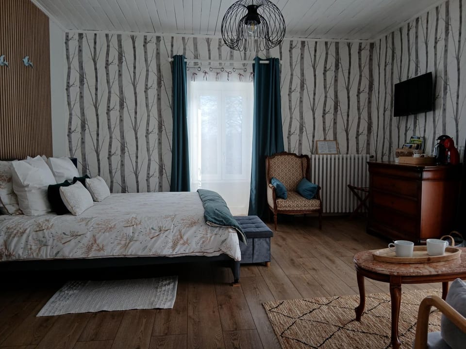 Photo of the whole room, Bedroom