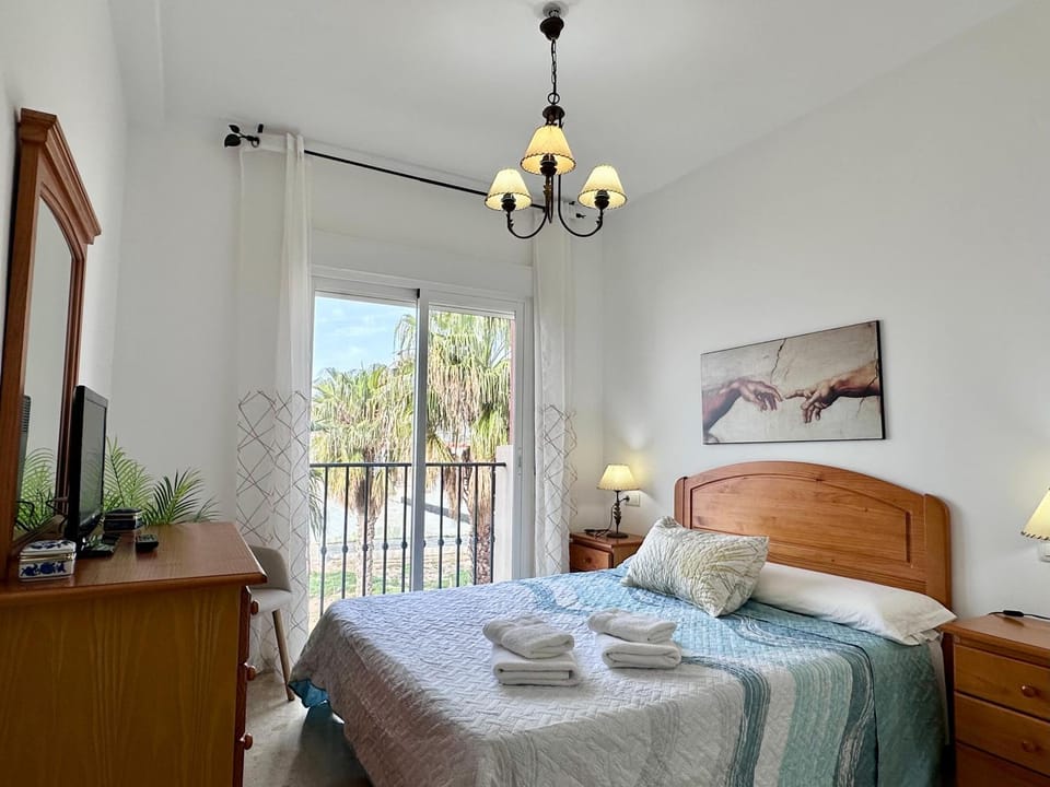 Bed, TV and multimedia, Photo of the whole room, Bedroom, towels