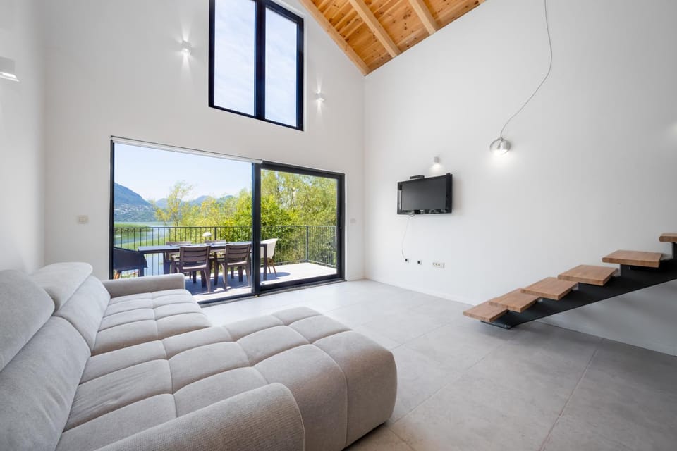 Natural landscape, TV and multimedia, Living room, Photo of the whole room, Seating area