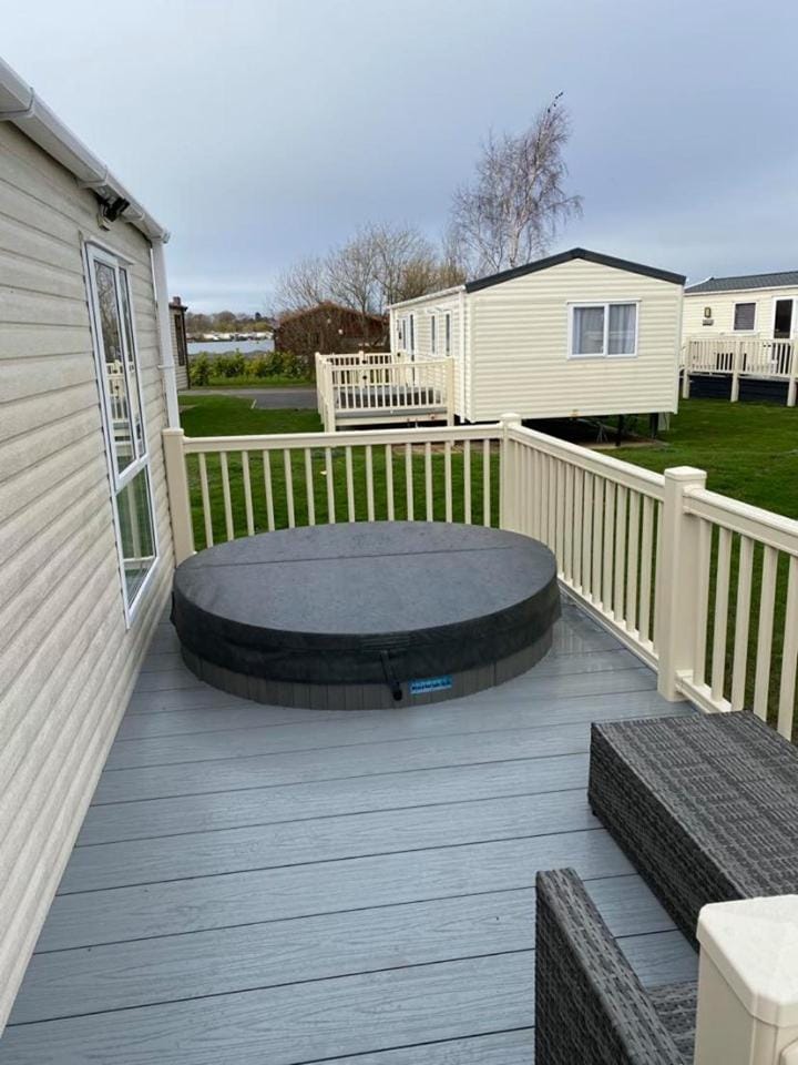KINGFISHER COURT 2 Tattershall lakes with hot tub House in England