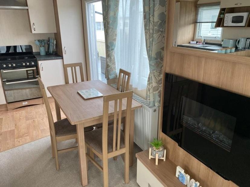KINGFISHER COURT 2 Tattershall lakes with hot tub House in England