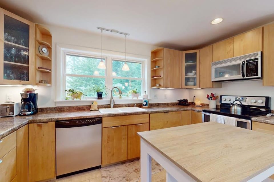 Coffee/tea facilities, Kitchen or kitchenette, Dining area, dishwasher, oven, stove, kitchen
