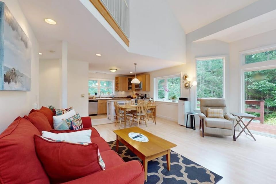 Kitchen or kitchenette, Living room, Seating area, Dining area