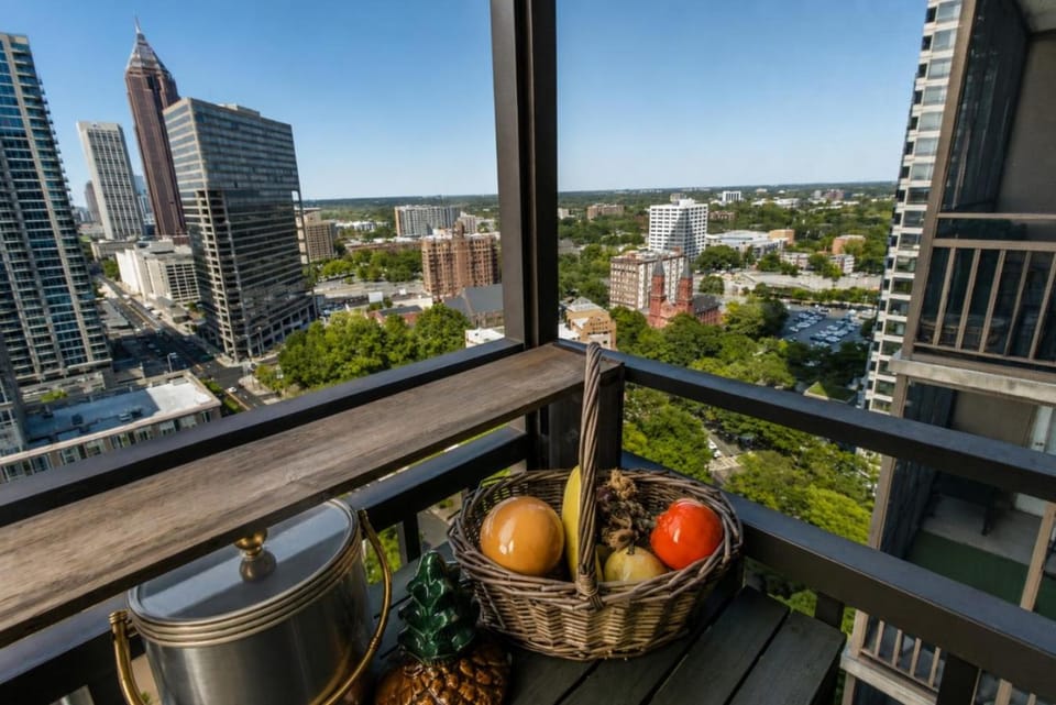 Modern High-Floor condo at Heart of Downtown & Skyline Balcony House in Atlanta