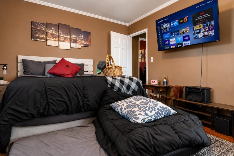 Bed, TV and multimedia, Bedroom