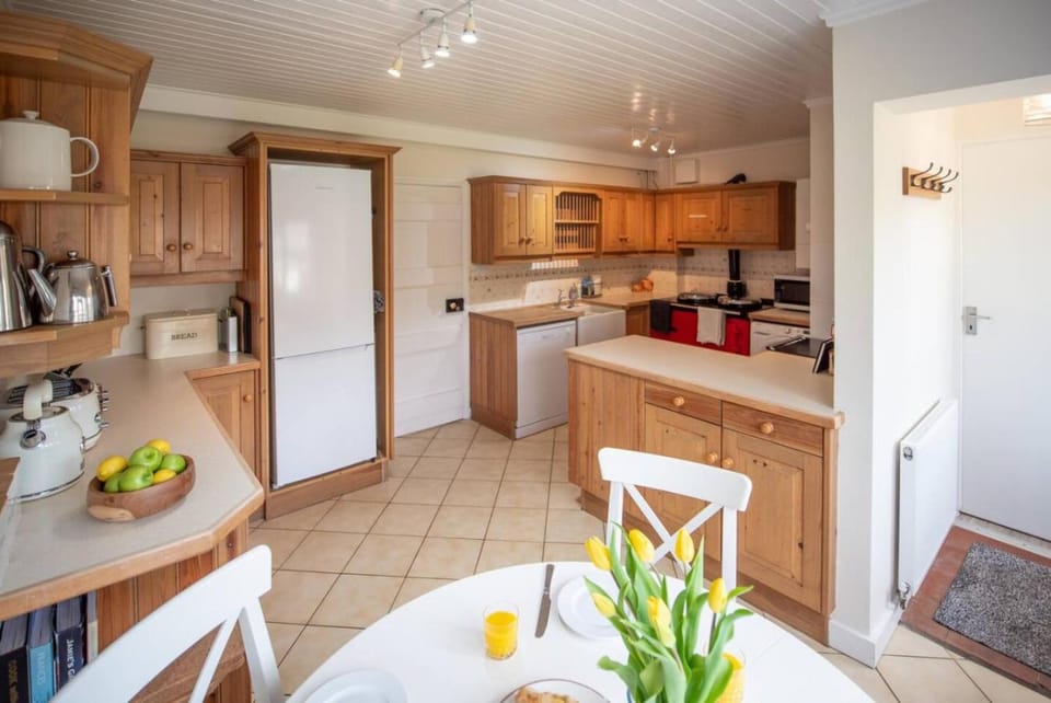 Spacious family cottage with private garden and forest walks House in Burley