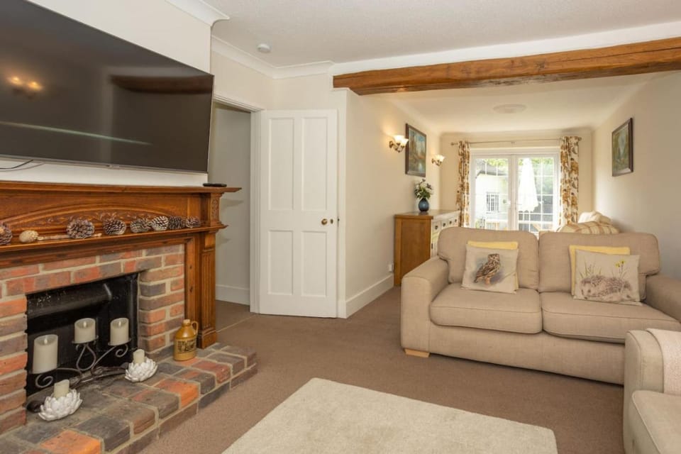 Spacious family cottage with private garden and forest walks House in Burley