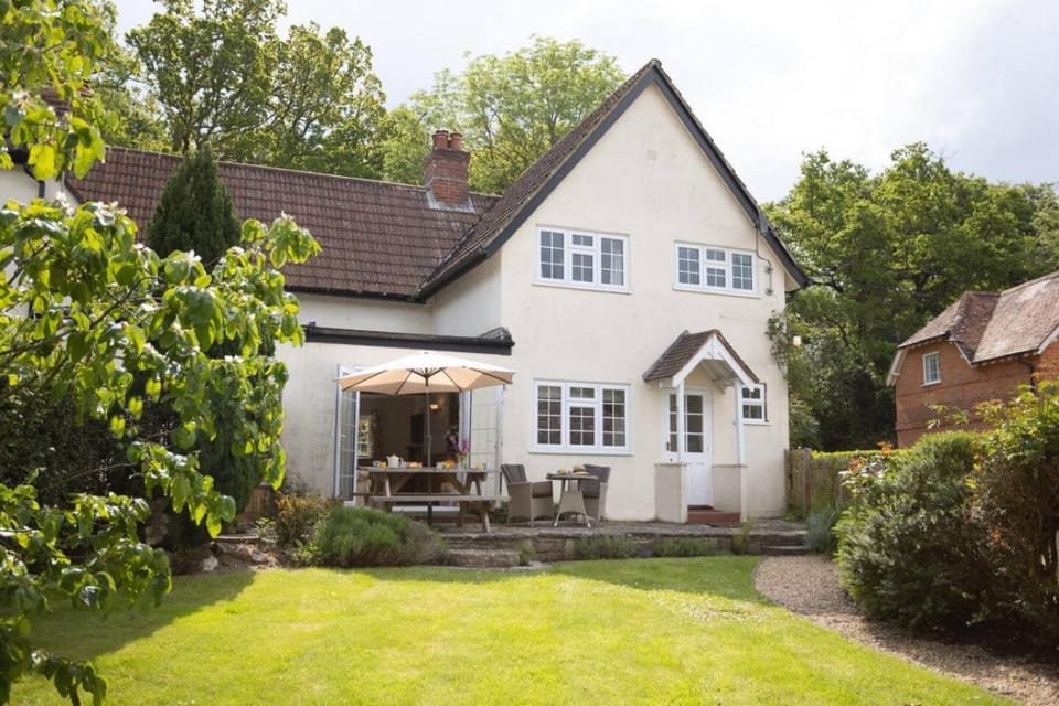 Spacious family cottage with private garden and forest walks House in Burley