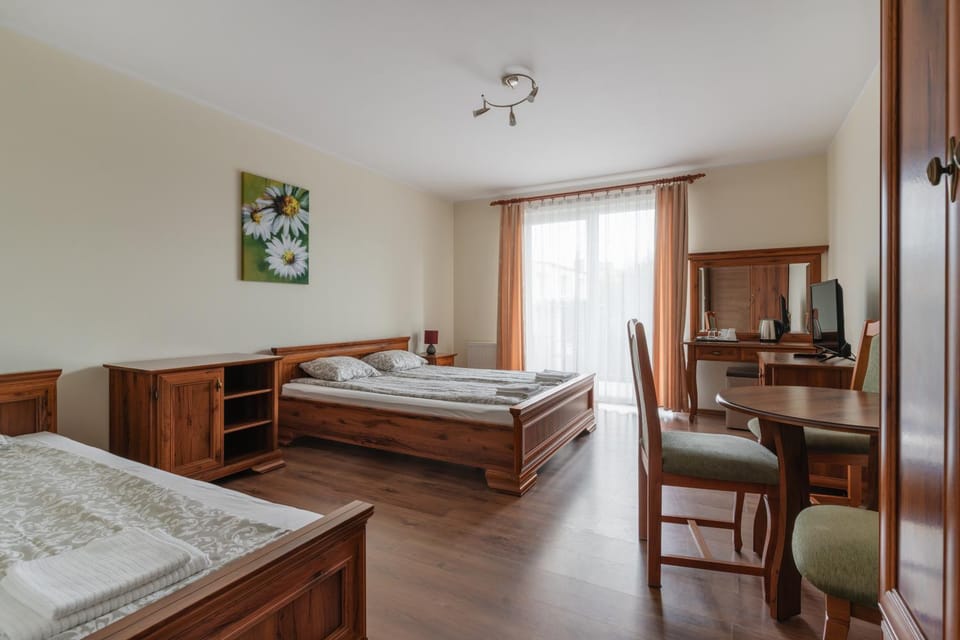 Bed, TV and multimedia, Photo of the whole room, towels, wardrobe