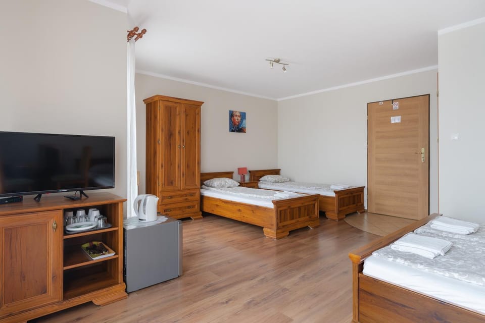 Bed, TV and multimedia, Photo of the whole room, towels, wardrobe