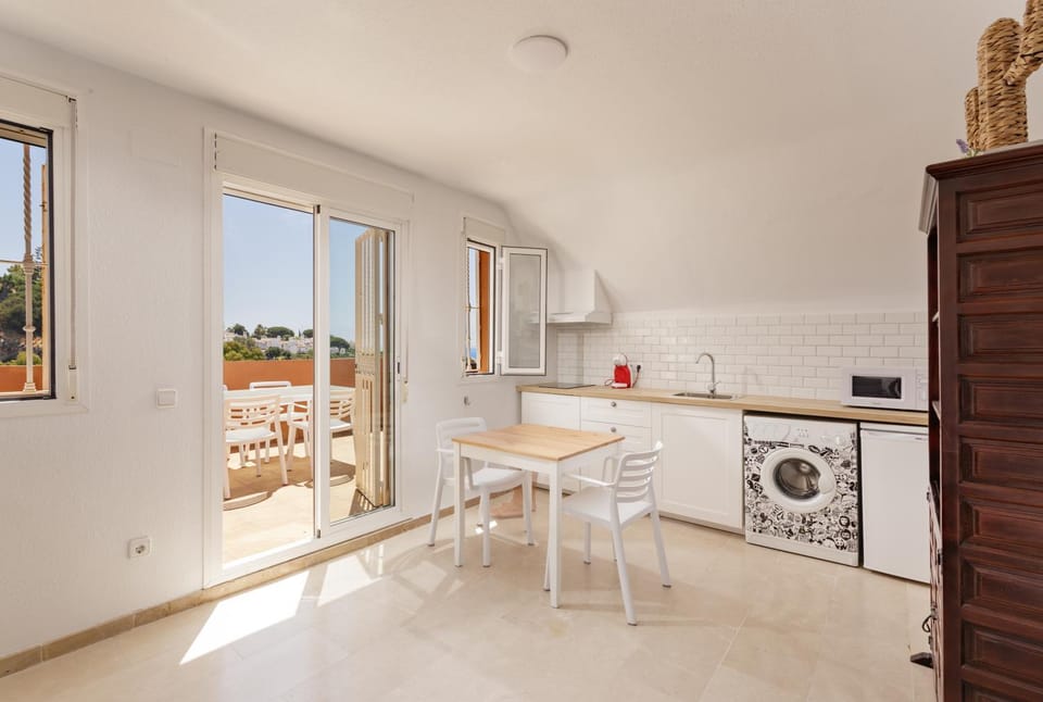Kitchen or kitchenette, Dining area