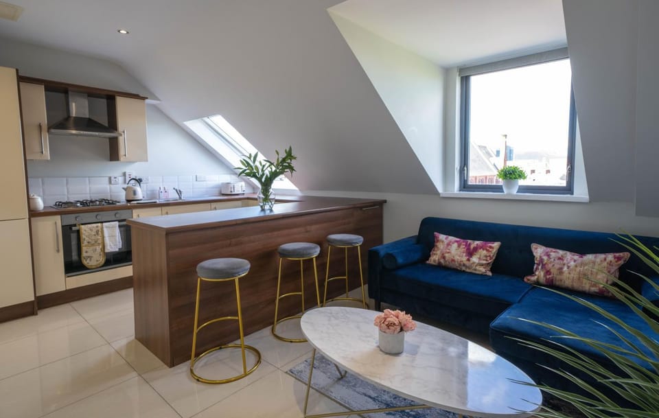 Kitchen or kitchenette, Living room, Seating area, Dining area, Communal kitchen