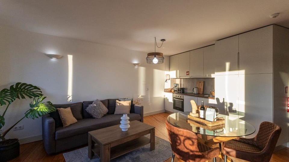 Kitchen or kitchenette, Living room, Seating area, Dining area, oven