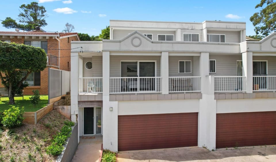 Facade/entrance, Balcony/Terrace, Street view, Street view