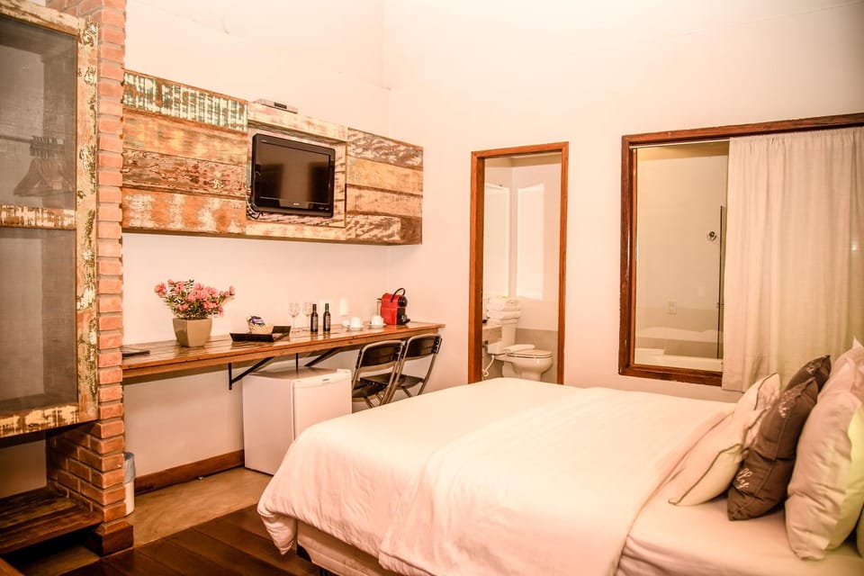 Bed, TV and multimedia, Photo of the whole room, Bedroom, oven