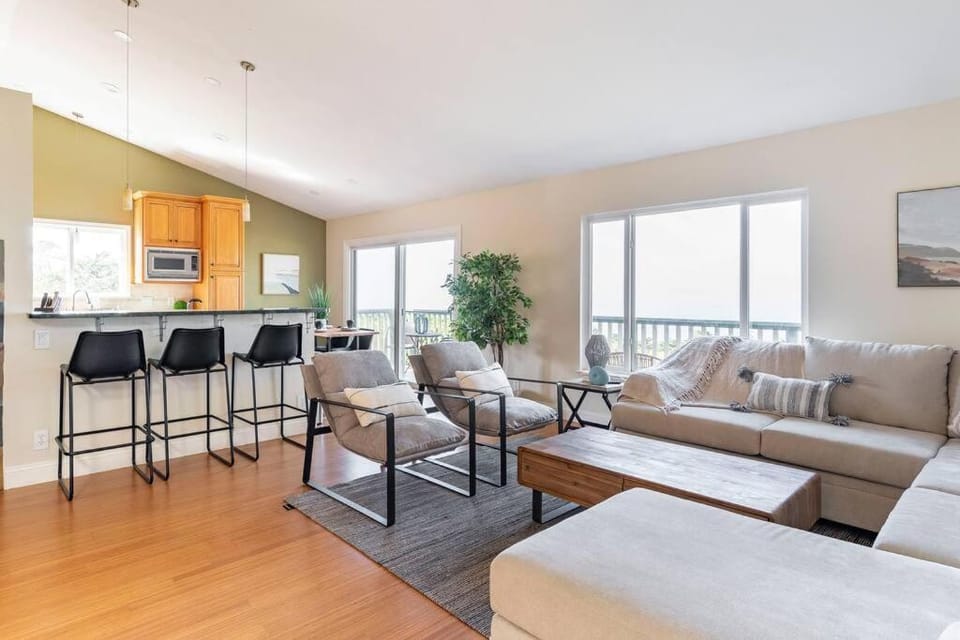 Ocean View Retreat Mins to Beaches & Trails House in Daly City