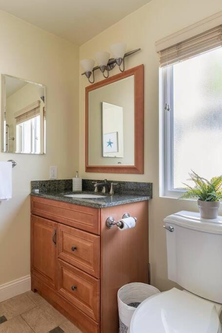 Ocean View Retreat Mins to Beaches & Trails House in Daly City