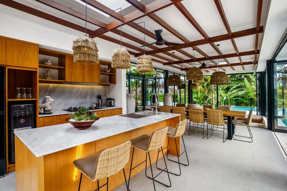 Coffee/tea facilities, Kitchen or kitchenette, Dining area, stove