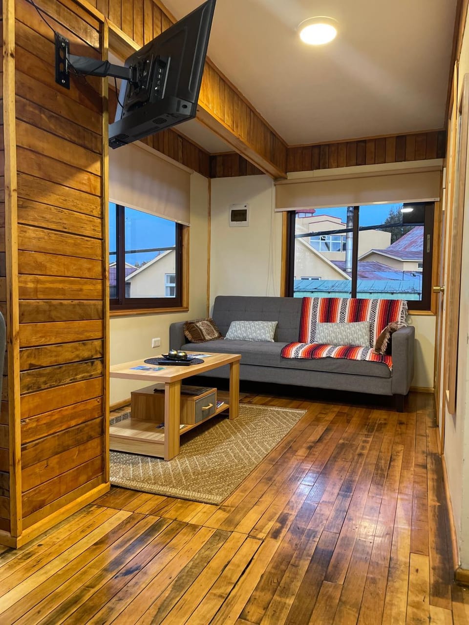 Communal lounge/ TV room, TV and multimedia, Living room, Photo of the whole room, Seating area, Bedroom