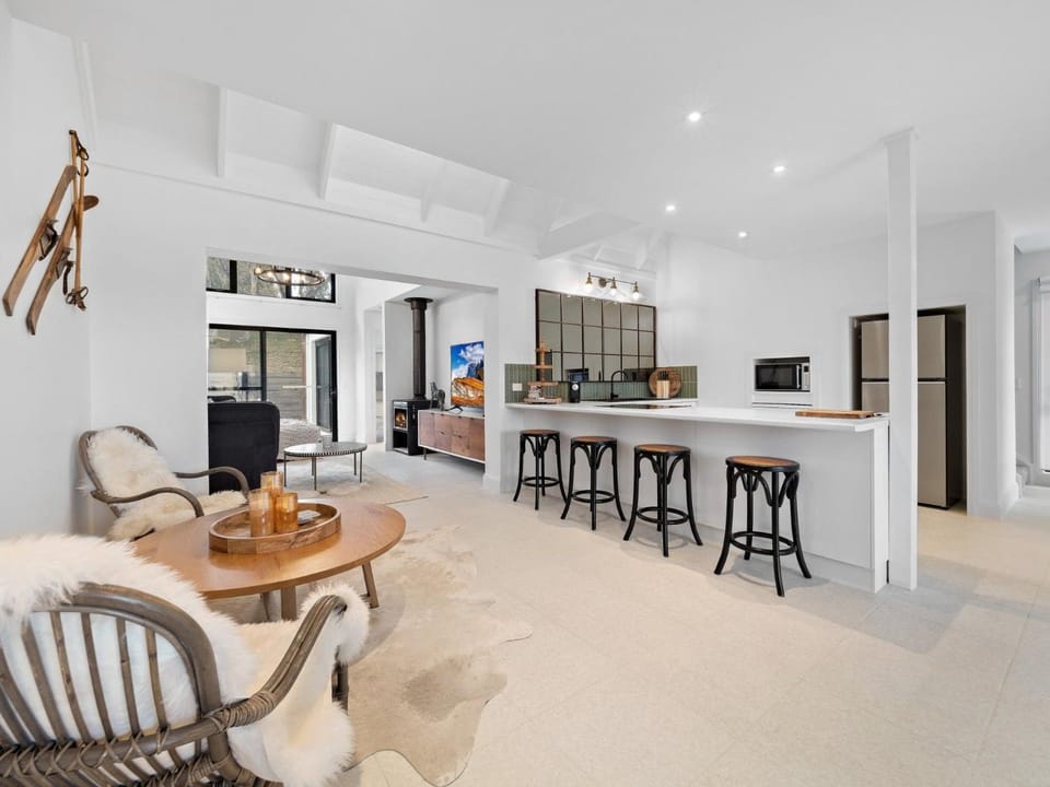 Kitchen or kitchenette, Seating area