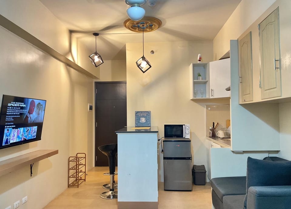 King Size Bed At the Heart Of the City Apartment in Cagayan de Oro